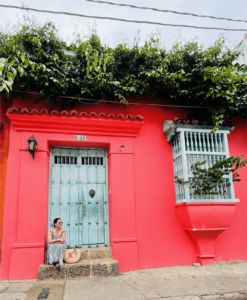 Mujer posando en Cartagena colombia. Calles coloridas. Lugares que querrás conocer en Cartagena